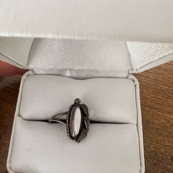 Native mother of pearl ring - Picture 2 of 6